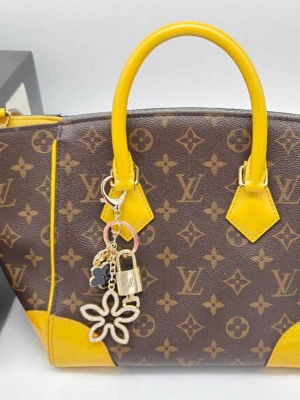 Authentic Louis Vuitton Gold Padlock 🔑 Unbranded Clover Keychain Bag Charm LV - Picture 3 of 11